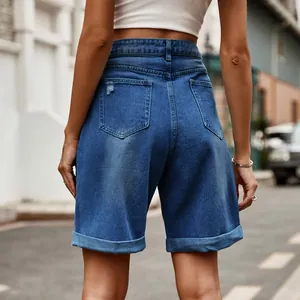 Vue détaillée de l'arrière d'un bermuda en jean vieilli à taille haute avec revers