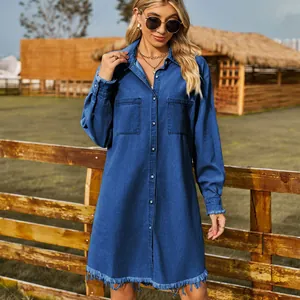 Vestido vaquero azul lavado de manga larga con dobladillo deshilachado y cierre de botones.