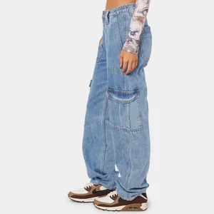 Detaillierte Seitenansicht der blauen Denim-Cargohose für Damen mit großer Tasche