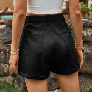 Vue arrière détaillée d'un short en jean noir à taille élastique et poches plaquées
