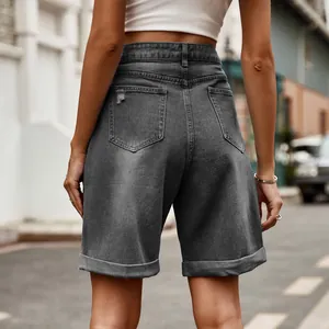 Vue arrière de shorts en jean gris usés avec revers et détails sur les poches