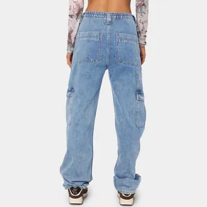 Nahaufnahme der hellblauen Cargo-Jeans für Damen mit großen Taschen und lockerem Schnitt.