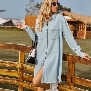 Vestido vaquero vintage de manga larga para mujer con bordes desflecados al aire libre