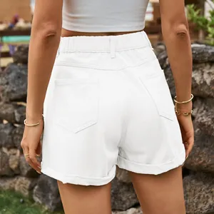Vue arrière détaillée d'un short en jean blanc avec une taille élastique et poches