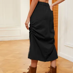 Dettaglio posteriore di una gonna midi in denim nero con coulisse e tasche.