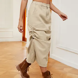 Dettaglio che mostra la coulisse regolabile su una gonna midi di jeans kaki