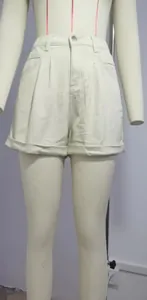 Détail d'un short en jean blanc cassé avec taille élastique présenté sur un mannequin