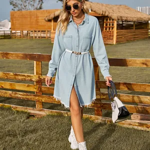 Elegante vestido de mezclilla lavado azul claro de manga larga con detalle de bajo crudo
