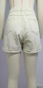 Vue arrière du short en jean beige taille haute avec taille élastique et revers