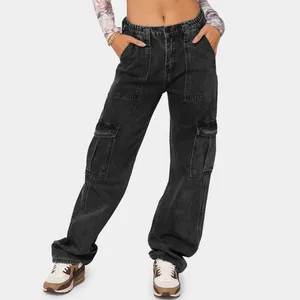 Nahaufnahme einer schwarzen Damen-Cargo-Jeans mit halbelastischem Bund und Seitentaschen