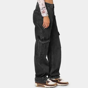 Seitenansicht-Detail einer schwarzen Damen-Jeans-Cargo-Hose mit großen Seitentaschen.
