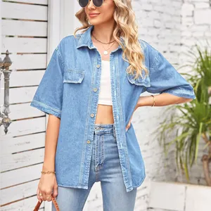 Camicia di jeans a maniche corte da donna, monopetto, tasche sul petto, lavaggio chiaro casual.