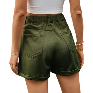 Dames zomer denim shorts in legergroen met elastische taille, achterkant aanzicht