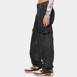 Seitenansicht der modischen schwarzen Vintage-Damen-Cargo-Jeans mit Seitentaschen