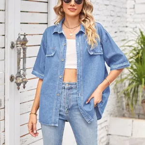 Camicia di jeans a maniche corte da donna in denim chiaro con bottoni e taschini