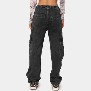 Rückansicht der schwarzen Damen-Cargo-Jeans mit elastischem Bund und Taschen