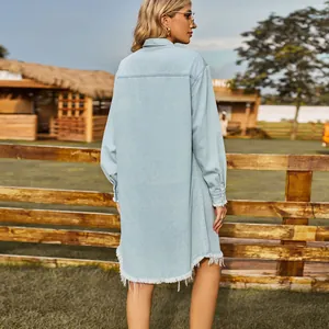 Vista trasera de un vestido camisero vaquero lavado con dobladillo deshilachado