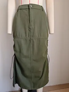 Dettaglio della gonna midi in denim verde oliva con coulisse regolabile sul lato