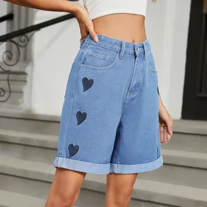 Vue détaillée d'un short en jean à taille haute élégant avec des motifs de cœur