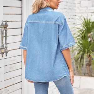 Vista posteriore di una camicia di jeans casual a maniche corte da donna in un giardino
