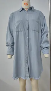Vista frontal de un vestido vaquero azul claro lavado con dobladillo y puños deshilachados.
