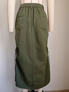 Vista posteriore di gonna midi in denim verde militare con vita elastica e coulisse