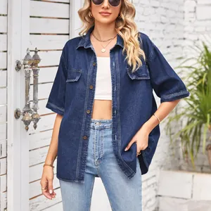 Elegante camicia di jeans blu navy a maniche corte con bottoni indossata da una modella