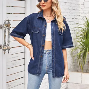 Dettaglio camicia di jeans blu scuro a maniche corte da donna con chiusura a bottoni