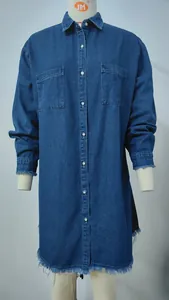 Detalle de un vestido vaquero lavado vintage de manga larga con dobladillo raído.
