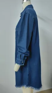 Detalle lateral de un vestido vaquero retro lavado de manga larga con dobladillo deshilachado