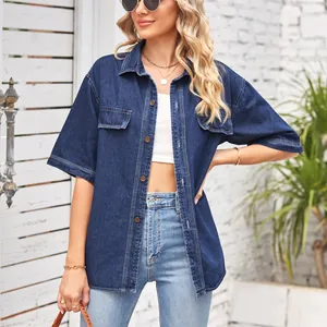 Camicia di jeans a maniche corte blu scuro con tasche frontali e cuciture bianche