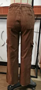 Rückansicht brauner Denim-Cargohose mit teilelastischem Bund auf einer Schaufensterpuppe.