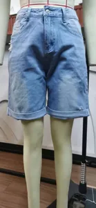 Vue détaillée d'un short en jean délavé avec ourlets retroussés sur un mannequin