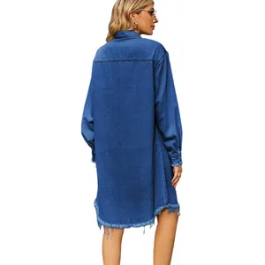 Vista trasera de vestido vaquero retro lavado de manga larga con dobladillo deshilachado