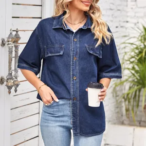 Dettaglio di una camicia in denim blu scuro a maniche corte con bottoni