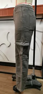 Seitenansicht graue Cargo-Damenhose mit großer Klappentasche und teilelastischem Bund