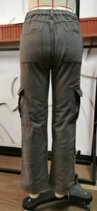 Detaillierte Rückansicht einer grauen Cargo-Hose mit elastischem Bund und funktionalen Taschen