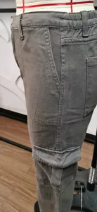 Detailansicht grauer Cargohosen mit Fokus auf Seitentasche und Nähte am Mannequin.