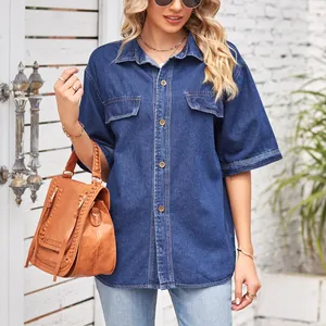 Dettaglio ravvicinato del tessuto denim blu scuro e dei bottoni della camicia casual