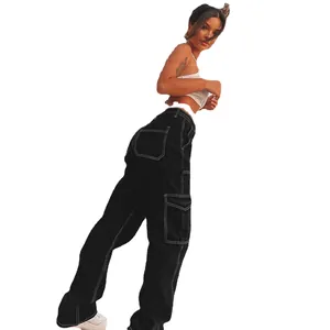 Stylische Damen Cargo-Hose in Schwarz mit markanten weißen Kontrastnähten und Taschen