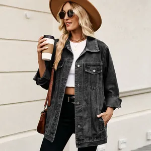 Stijlvol model in een vintage oversized zwart spijkerjack in een stedelijke omgeving