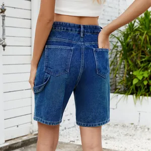 Vista trasera de pantalones cortos vaqueros lavados para mujer con detalles de bolsillos