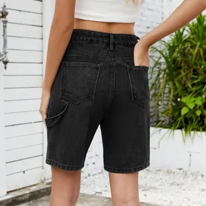 Detalle de la espalda de shorts vaqueros negros lavados con bolsillos y lazo de utilidad.