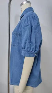 Perfil lateral de una camisa vaquera azul con mangas abullonadas y cuello de solapa