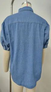 Detalle de vista posterior de camisa vaquera azul claro con elegantes mangas abullonadas