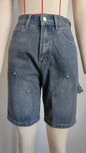 Vista frontal de elegantes pantalones cortos de mezclilla de talle alto en un maniquí