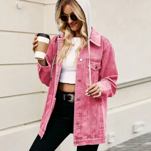 Detail van een vintage roze oversized denim jack met capuchon voor dames in stijl