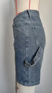 Vista lateral de pantalones cortos de mezclilla lavados para mujer con detalle de hebilla.