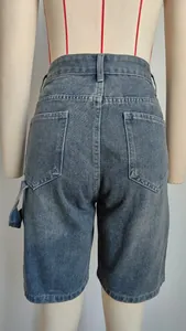 Vista trasera detallada de pantalones cortos bermuda de mezclilla lavada vintage para mujer