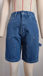 Detalle de pantalones cortos vaqueros azul lavado para mujer con corte de cinco puntos.